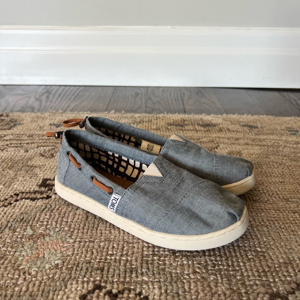 NWOT Toms Kids Shoes in Chambray Blue Size 1